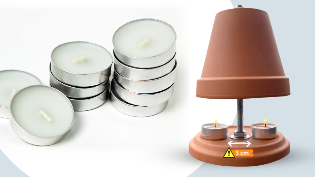 Das Bild zeigt links einen Stapel von Teelichtern in silbernen Aluminiumhüllen. Rechts im Bild ist ein Teelichtofen zu sehen, der mit einem umgedrehten Terrakotta-Blumentopf besteht, der auf einer Metallstange über zwei brennenden Teelichtern montiert ist. Unter den Teelichtern befindet sich eine runde Basis mit einem Warnsymbol und der Angabe "3 cm"